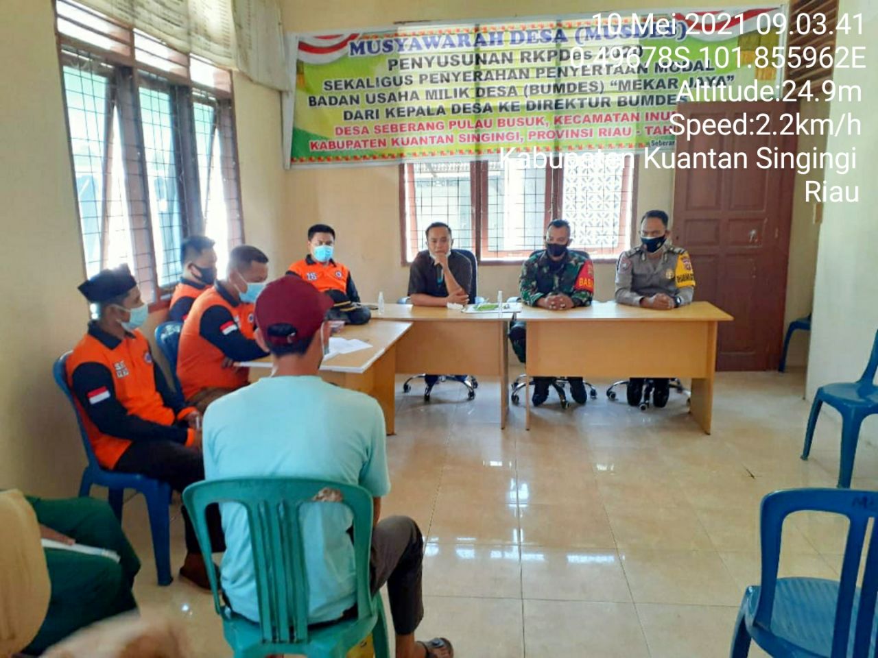 Babinsa Koramil 06/Cerenti Dampingi Kegiatan Penyaluran BLT DD Di Desa Pulau Busuk Jaya