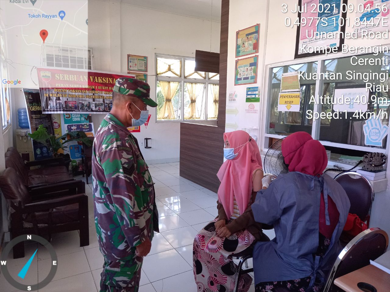Serka M.Amin Babinsa Koramil 06/Cerenti Dampingi Warga Dalam Penyuntikan Vaksinasi