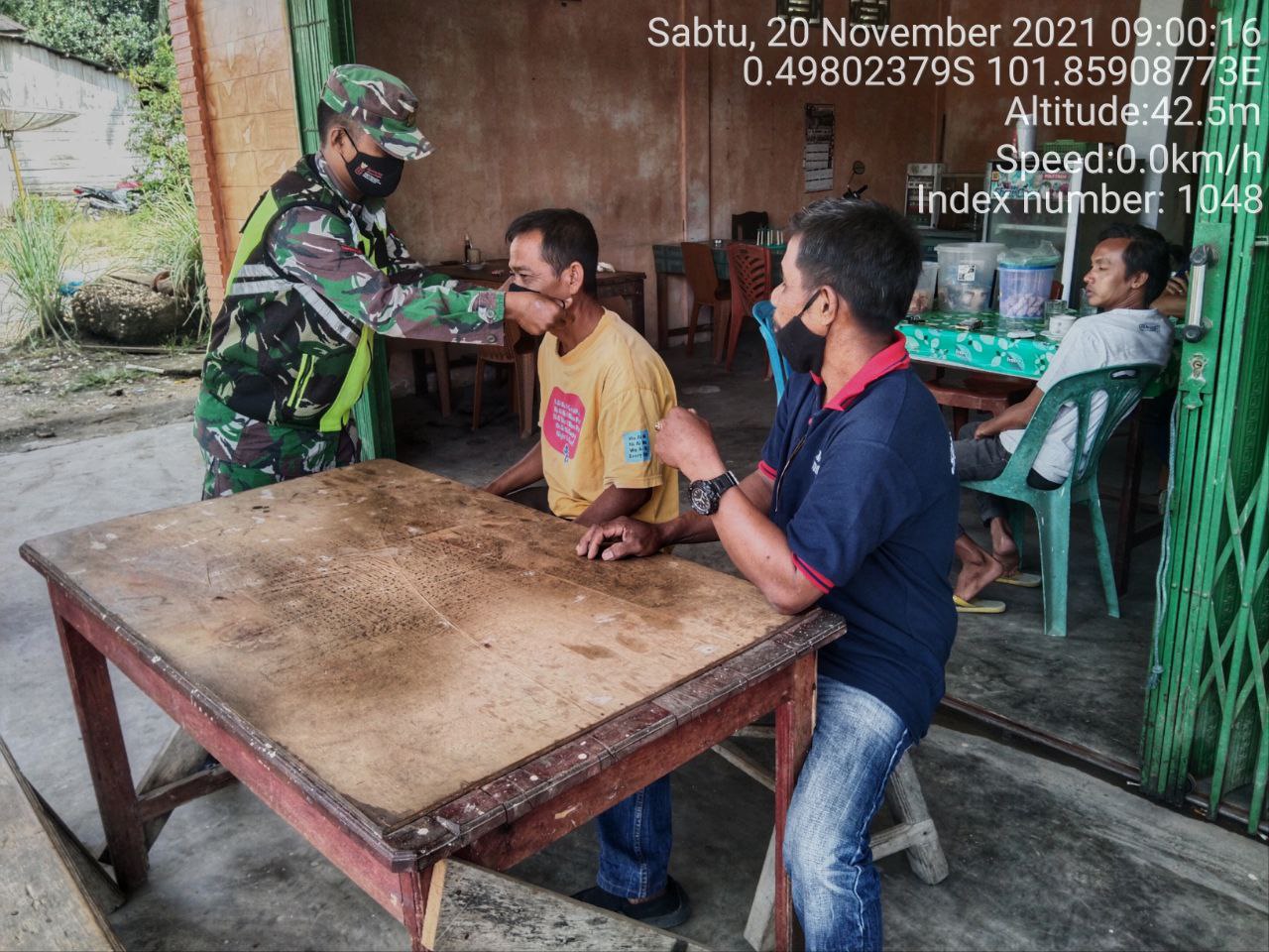 Anggota Babinsa Koramil 06/ Cerenti Kodim 0302/ Inhu, Kopda Junaidi Bagikan Masker Gratis Kepada Warga Binaan di Desa Kompe Berangin Kecamatan Cerenti Kabupaten Kuansing