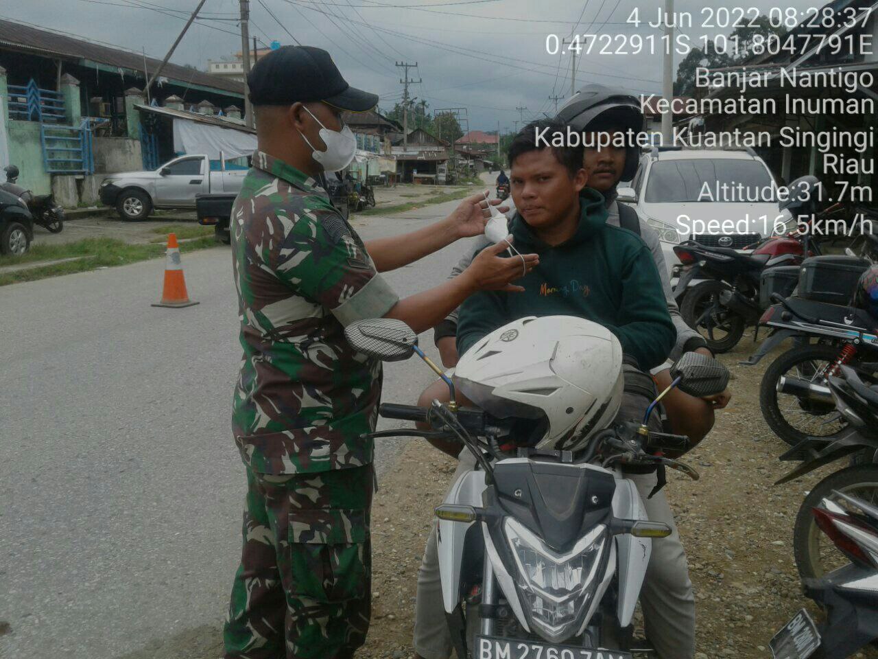 Babinsa Koramil 06/Cerenti Kodim 0302/Inhu Upaya Memberikan Kesadaran Kepada Warga, Babinsa Bagikan Masker Gratis