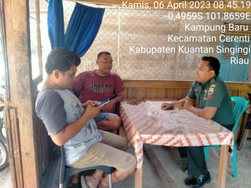 Babinsa Koramil 06/Cerenti Kodim 0302/Inhu Komsos Dengan Warga Binaan Memberikan Pengertian Tentang Pentingnya Menjaga Keamanan Lingkungan di Kecamatan Cerenti Kabupaten Kuansing