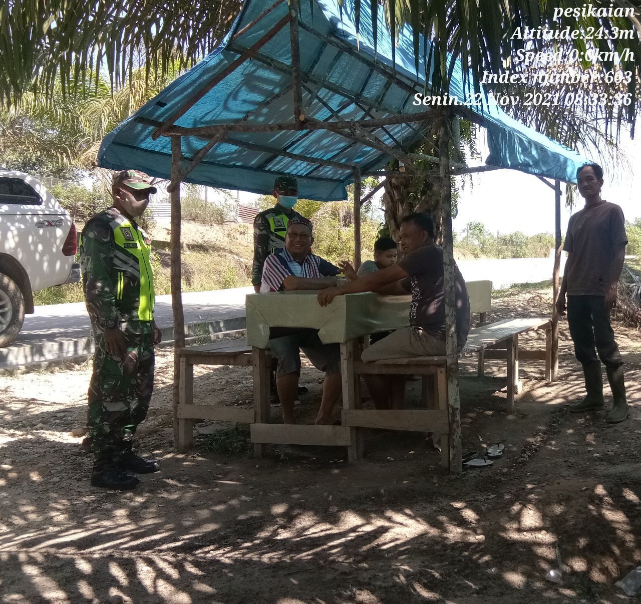 Serda Abdul Wahab Anggota Babinsa Koramil 06 /Cerenti Kodim 0302/Inhu Himbau Warga Masyarakat Untuk Patuhi Protokol Kesehatan Covid-19 di Teluk Pauh