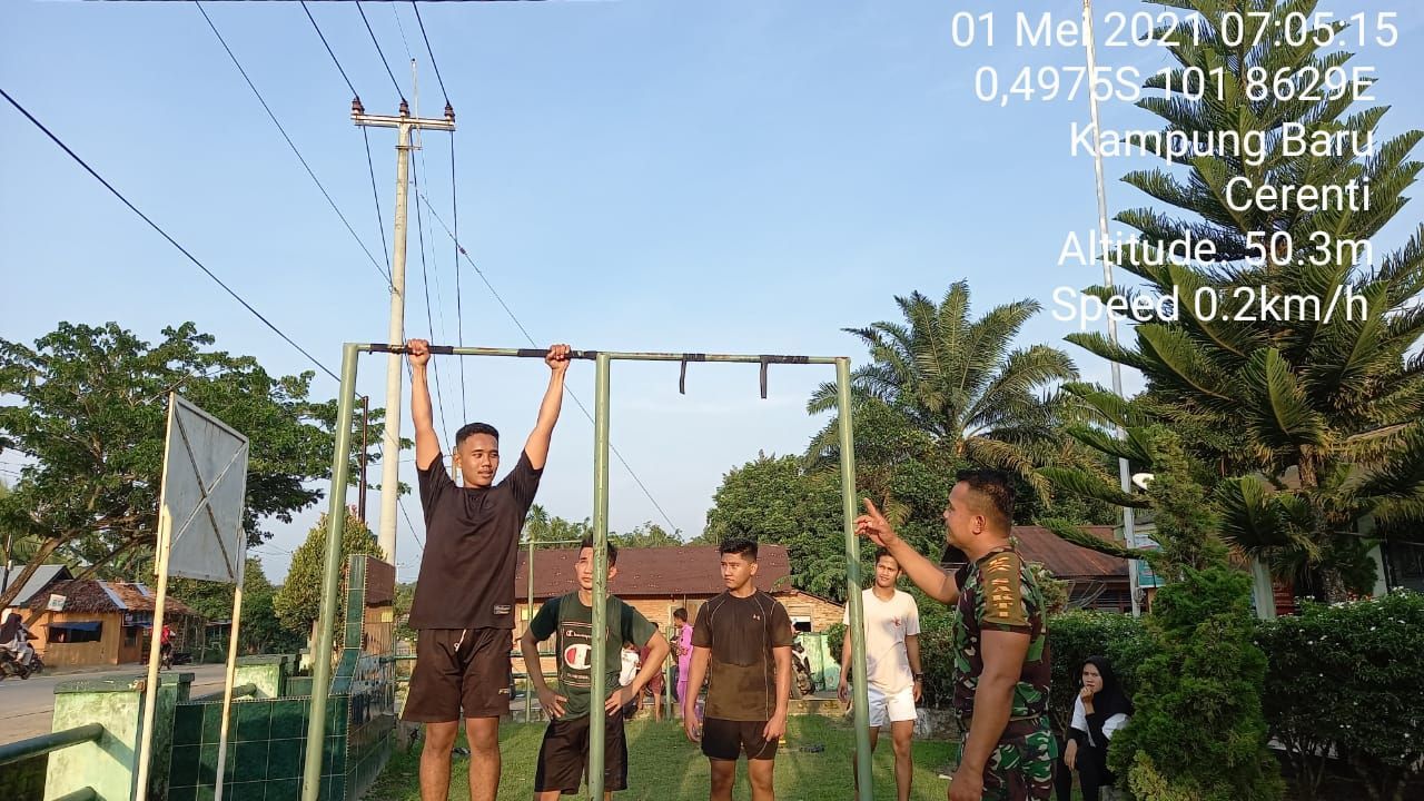 Babinsa Koramil 06/Cerenti Bina Fisik Para Pemuda Untuk Masuk Calon Prajurit TNI-AD