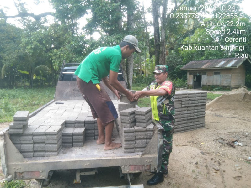 Di Desa Tanjung Medan Kecamatan Cerenti, Anggota Babinsa Koramil 06/Cerenti Kodim 0302/Inhu Bergotong Royong Membuat Batako Milik Warga