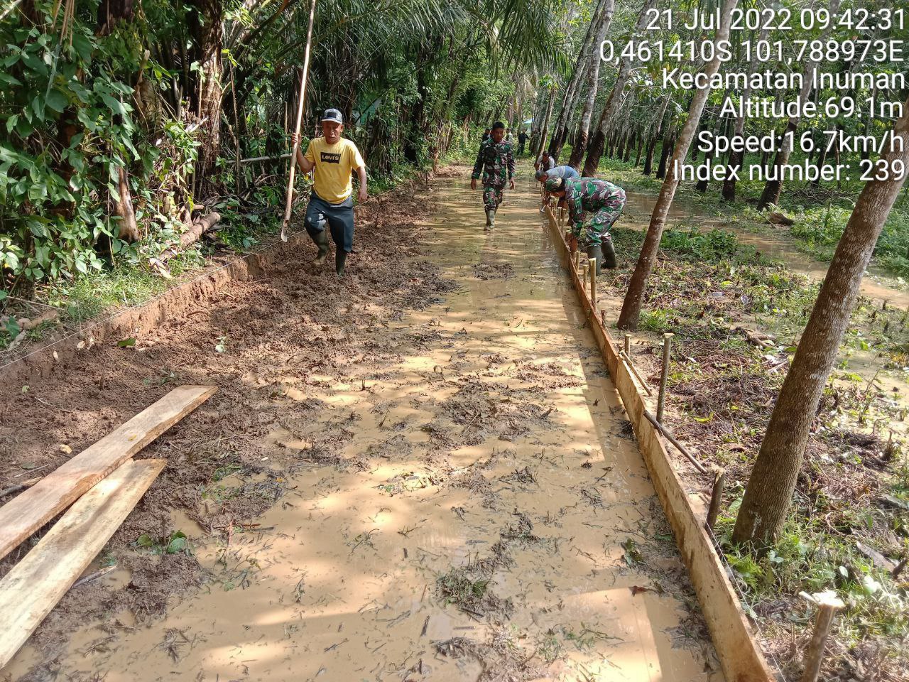 TMMD Ke 114, Babinsa Koramil 06/Cerenti Dan Koromil Jajaran Kuansing Kodim 0302/Inhu Melaksanakan Pemasangan Mal Semenisasi Jalan