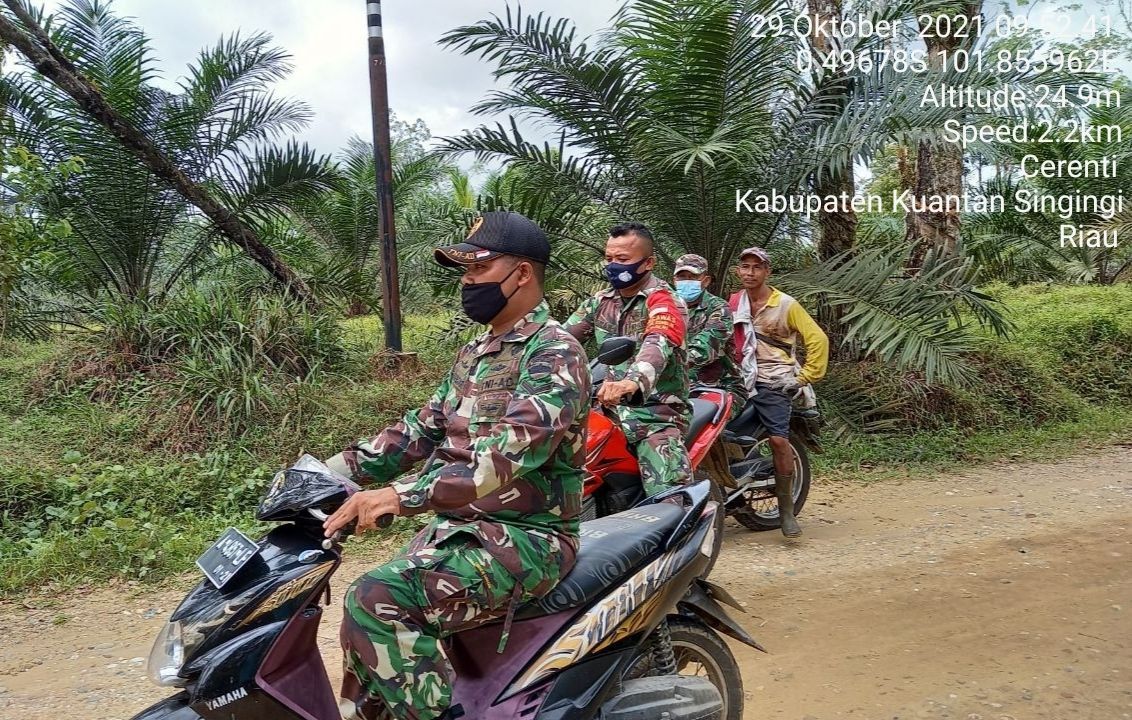 Serda Dumen Siregar Babinsa Koramil 06/Cerenti Kodim 0302/ Inhu Laksanakan Patroli Untuk Cegah Kebakaran Hutan Dan Lahan di Teluk Pauh Kecamatan Cerenti
