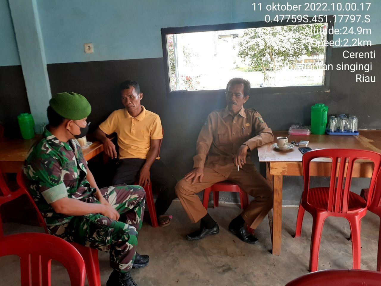 Babinsa Koramil 06/Cerenti Kodim 0302/Inhu Komsos Dengan Warga dan Perangkat Desa Untuk Memberikan Pengertian Untuk Selalu Menjaga Protokol Kesehatan