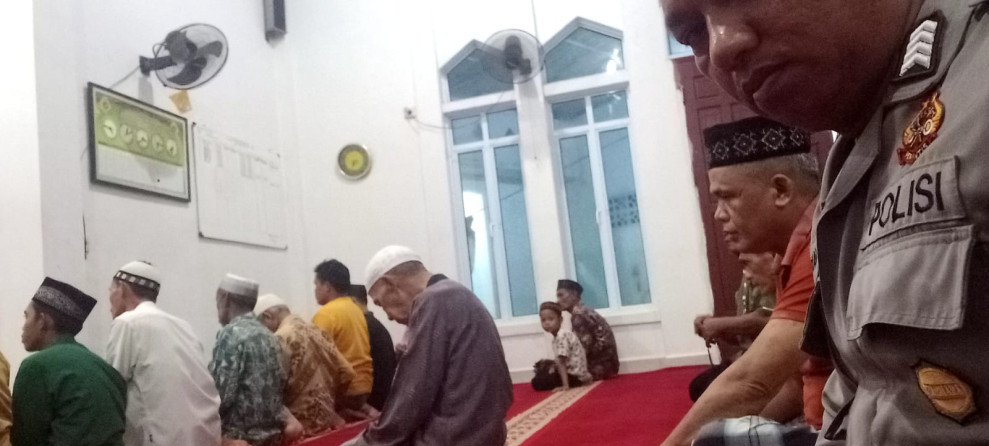 Personil Polsek Tempuling Solat Magrib Berjamaah di Surau Nujmul Huda