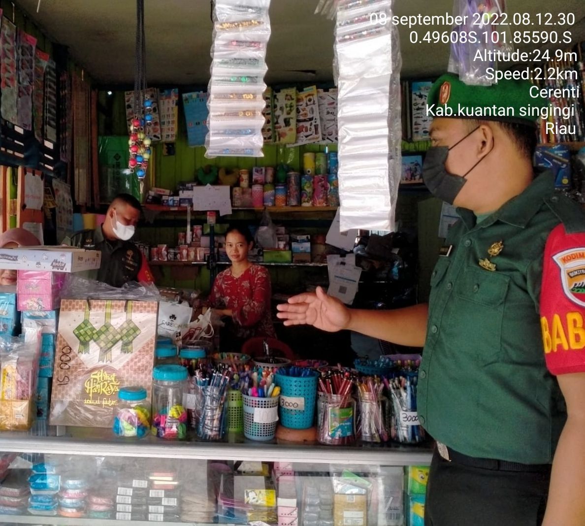 Babinsa Koramil 06/Cerenti Dim 0302/Inhu Berikan Sosialisasi Dan Himbauan Kepada Warga Supaya Tetap Mematuhi Prokes Covid-19 di Salah Satu Warung Sembako