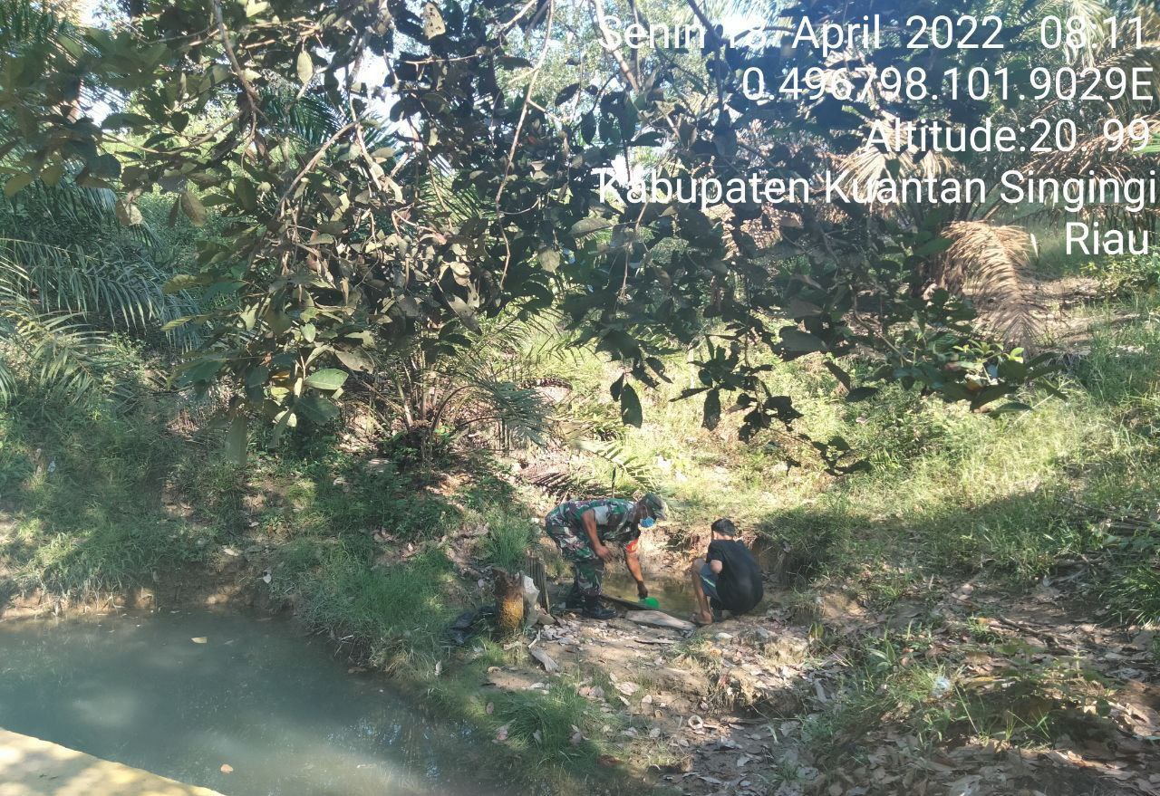 Babinsa Koramil 06/Cerenti Kodim 0302/Inhu Bantu Warga Angkat Air Bersih, Untuk Warga di Desa Sigaruntang Kecamatan Inuman