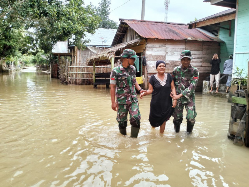 Anggota Babinsa Koramil 06/Cerenti Kodim 0302/Inhu Membantu Warga Desa Korban Banjir Susulan di Kecamatan Cerenti