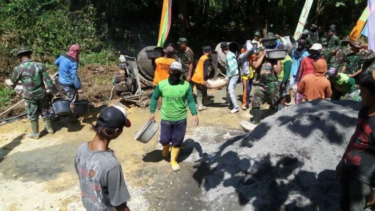 Warga Antusias Bantu Satgas TMMD Reguler ke-101