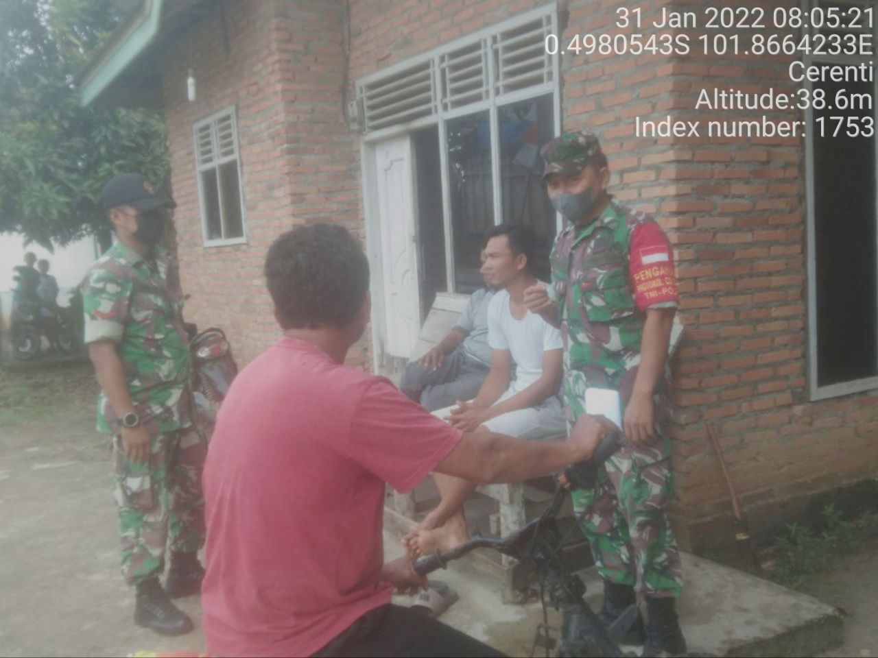 Babinsa Koramil 06/Cerenti Dim 0302/Inhu,Sertu Efison Bersama Anggota Lainnya  Berikan Sosialisasi Serta Himbauan Kepada Warga Agar Patuhi Prokes Covid-19 di Wilayah Teritorialnya