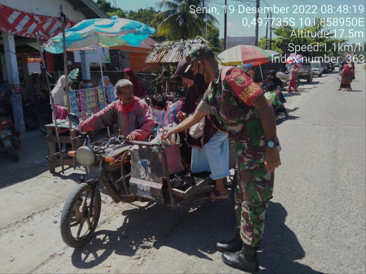 Babinsa Koramil 06/Cerenti Kodim 0302/Inhu Bantu Angkat Barang Belanjaan Nenek-nenek Di Atas Becak