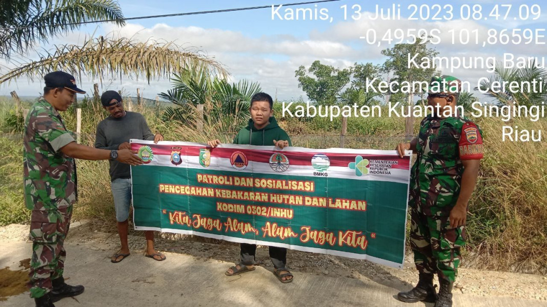 Sertu Firman Dan Kopda Mohamad Soleh Babinsa Koramil 06/Cerenti Kodim 0302/Inhu Laksanakan Patroli Dan Sosialisasi Untuk Cegah Kebakaran Hutan Dan Lahan Kecamatan Cerenti