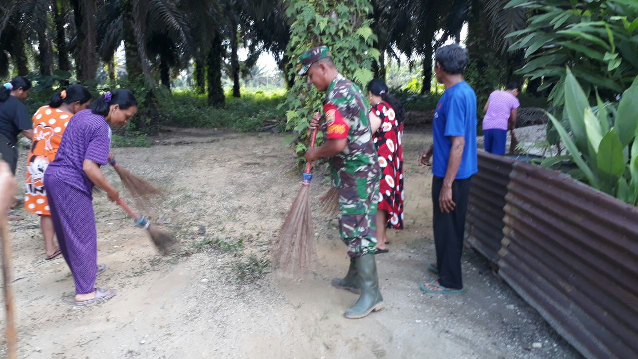 Pelda Suparno Gotong Royong Bersama Ibu PKK Desa Pulau Baru Kecamatan Kuantan Hilir Seberang.
