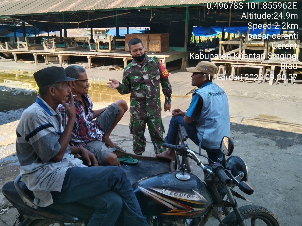 Babinsa Koramil 06/Cerenti Kodim 0302/Inhu Melaksanakan Kegiatan Komsos Dengan Warga Binaan di Desa Pesikaian Kecamatan Cerenti