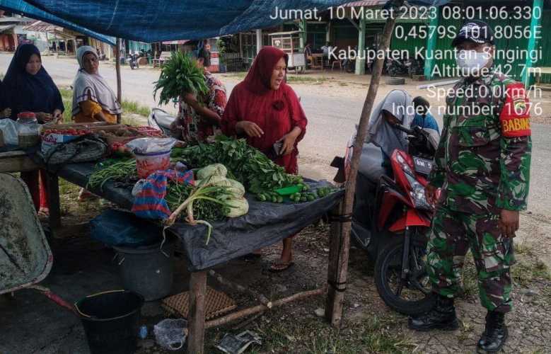 Di Desa Pulau Panjang Hilir Kecamatan Inuman, Babinsa Koramil 06/Cerenti Kodim 0302/Inhu Pantau Perkembangan Harga Kebutuhan Pokok Di Wilayah Kecamatan Inuman