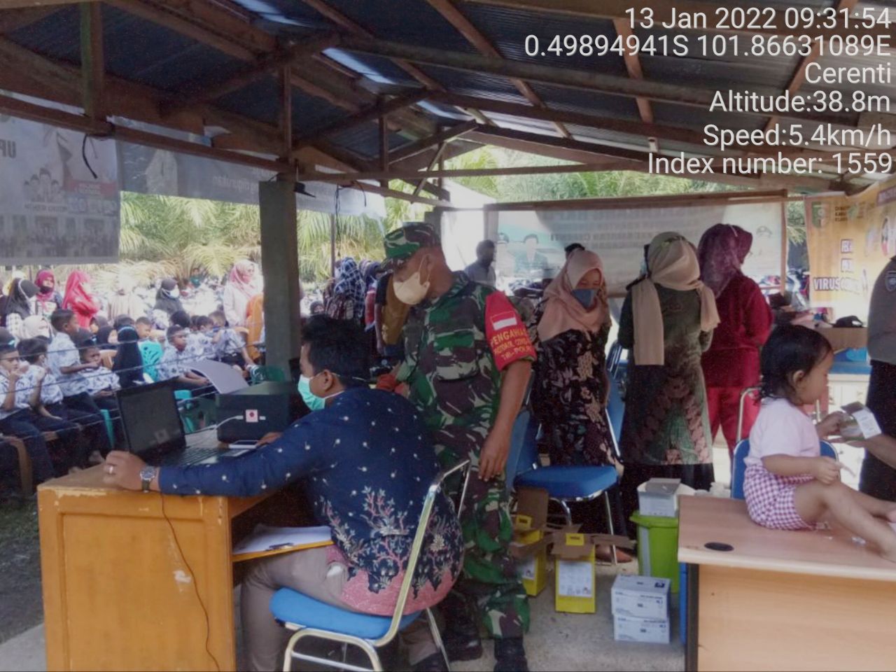 Danramil Koramil 06/Cerenti Kodim 0302/ Inhu Pantau Dan Dampingi Pelaksanaan Vaksin Covid-19 Umur 6- 11 Tahun