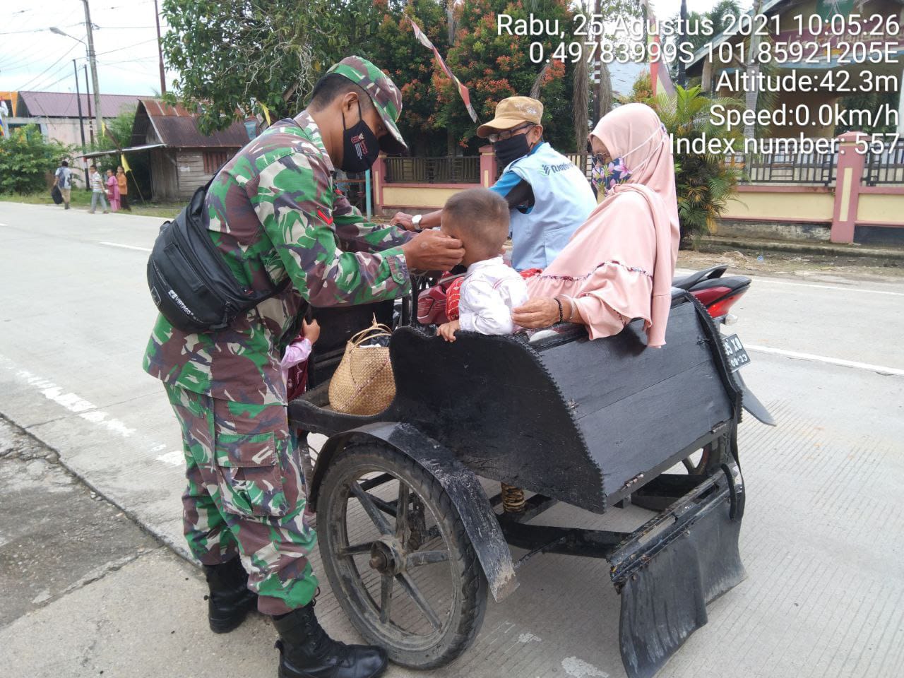 Putus Penyebaran Covid-19, Babinsa Koramil 06/ Cerenti Kodim 0302/ Inhu Bagikan Masker Gratis Kepada Warga Desa Banjar Nan Tigo Kecamatan Inuman