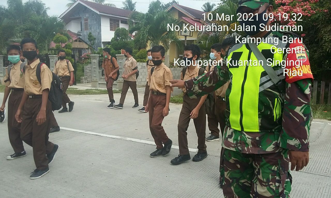 Babinsa Koramil 06/Cerenti Dim 0302/Inhu Dukung Penegakkan Prokes Di SMP Negeri 1 Cerenti