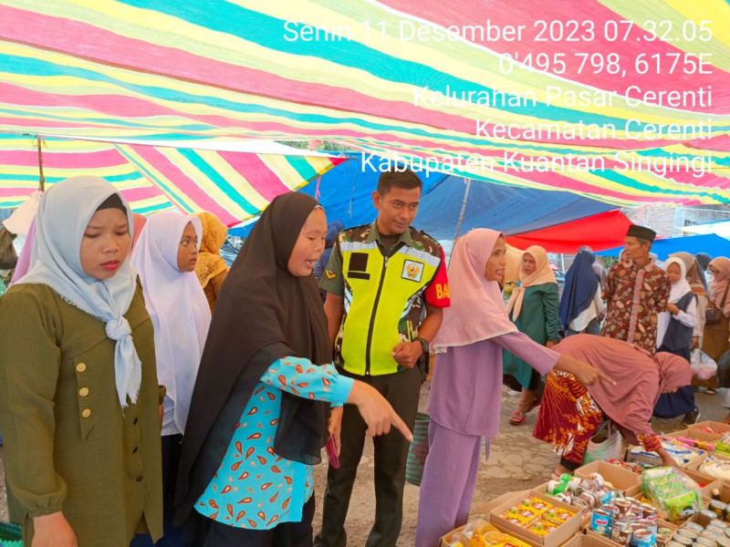 Setiap Hari Senin Babinsa Koramil 06/Cerenti Kodim 0302/Inhu Serda Jama Anur Laksanakan Pemantauan Harga Sembako Di Pasar Tradisional Kecamatan Cerenti