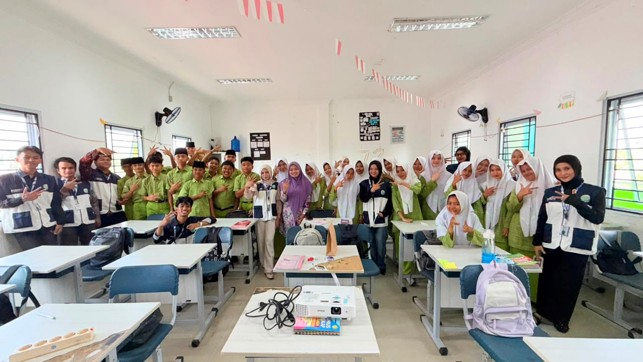 Cerdas dan Beretika di Dunia Maya: KKN 129 UMRI Hadirkan Sosialisasi Bijak Bermedia Sosial yang Seru dan Interaktif di MTsN 1 Kampar