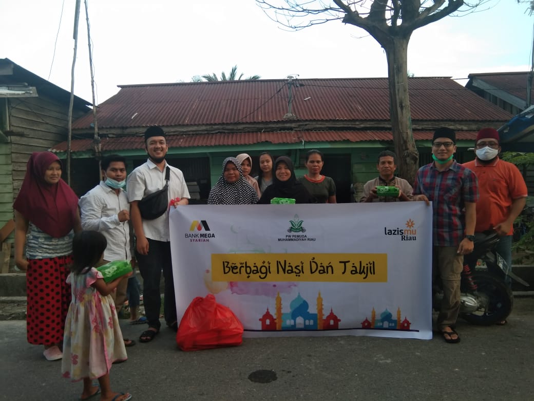 Pemuda Muhammadiyah Riau Berbagi 200 Makanan dan Takjil.