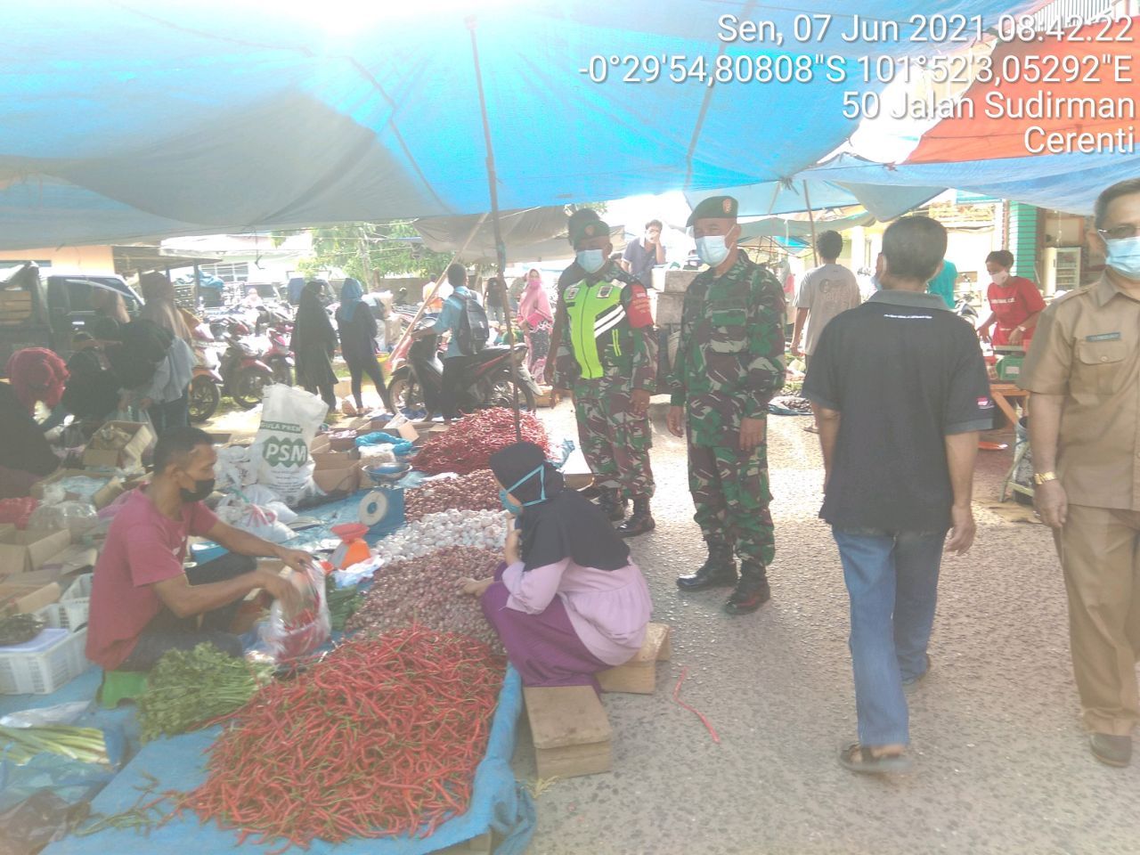 Babinsa Koramil 06/Cerenti Dim 0302/Inhu Dan Personil Polsek Cerenti, Laksanakan Protkes 