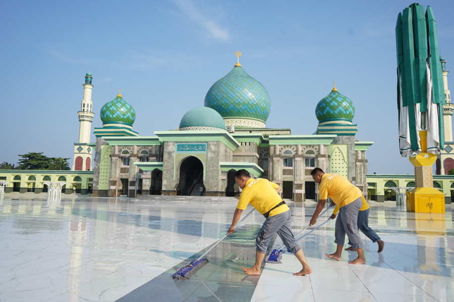 Hari Bhayangkara Ke 78, Ditresnarkoba Polda Riau Gelar Bhakti Religi Bersih-bersih Tempat Ibadah