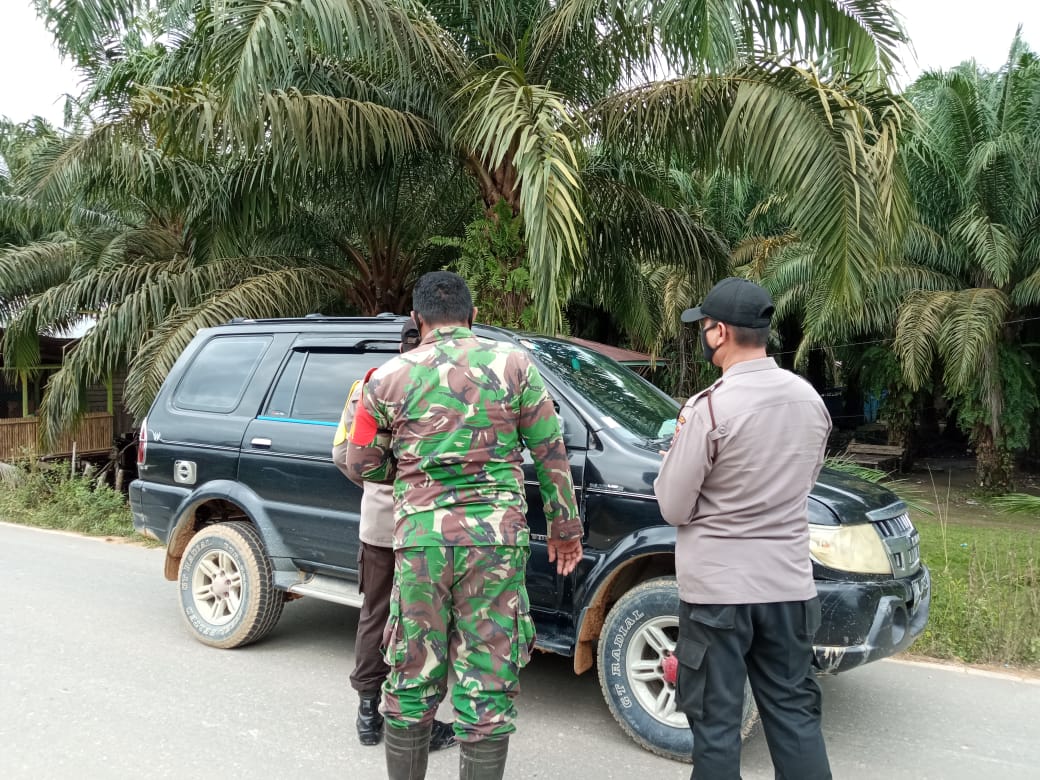 Gelar Operasi Yustisi Didampingi TNI, Polsek Langgam Disiplikan Prokes