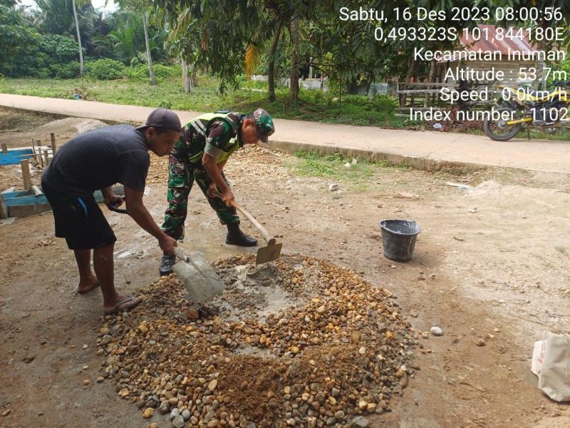 Babinsa Koramil 06/Cerenti Kodim 0302/Inhu Serka Efison Bergotong Royong Dengan Warga Bedeng Sikuran