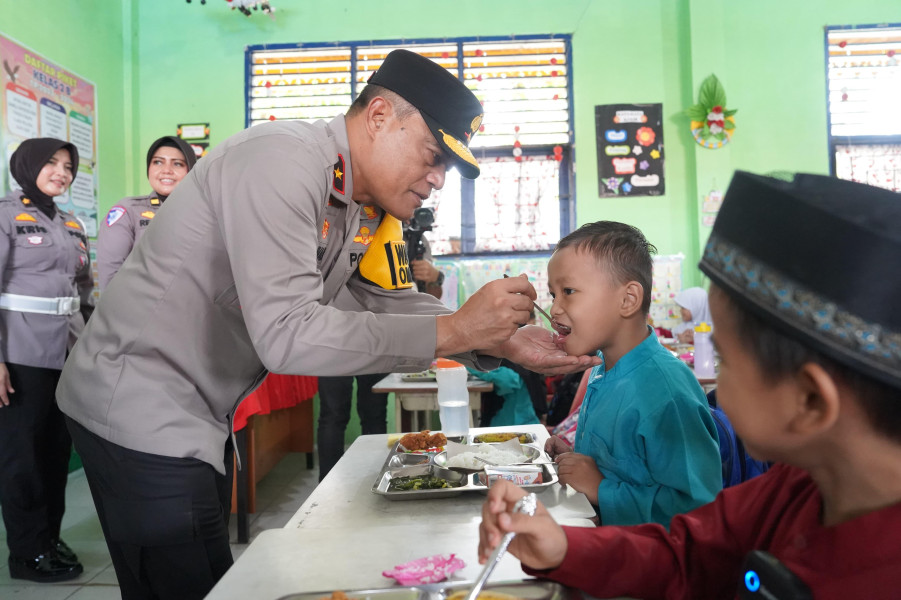 Polda Riau Wujudkan Asta Cita Presiden, Anak Sekolah Dapat Makanan Bergizi Gratis