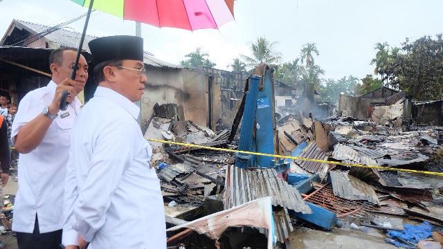 Bupati Wardan Kunjungi dan Serahkan Bantuan Buat Korban Kebakaran di Tembilahan Hulu 