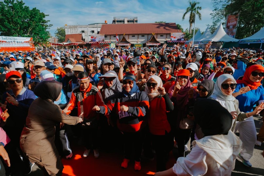 Bupati Kasmarni Ikuti Jalan Santai Merdeka di Mandau, Puluhan Ribu Warga Tumpah Ruah