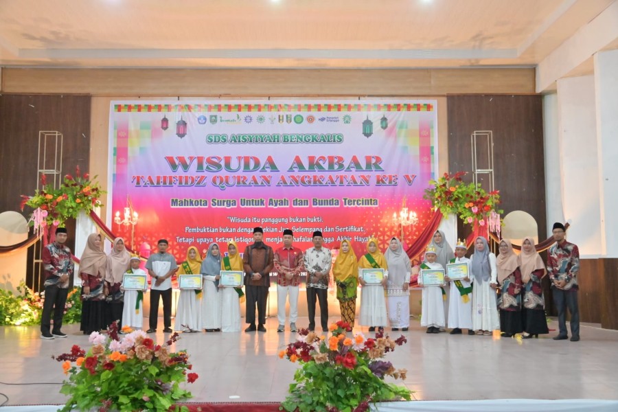 Hadiri Wisuda Akbar Tahfidz Qur'an Angkatan Ke-V SDS Aisyiyah Bengkalis, Bupati Sampaikan Program Beasiswa