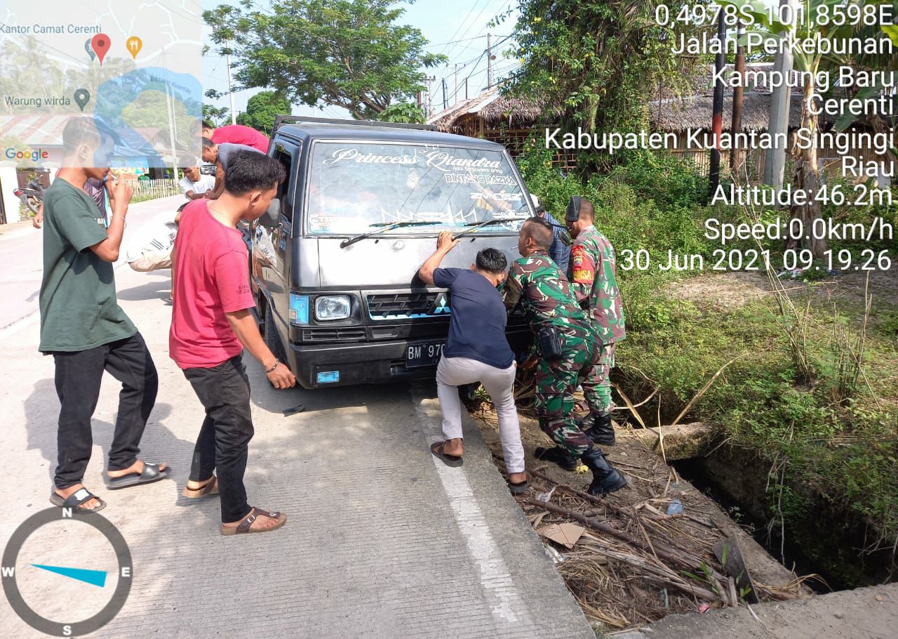 Babinsa Koramil 06/Cerenti Bersama Warga Bantu Evakuasi Mobil Yang Terperosok