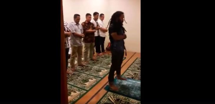 Video Cowok Gondrong Urakan Jadi Imam Salat Ini Mendadak Viral, Siapakah Dia?