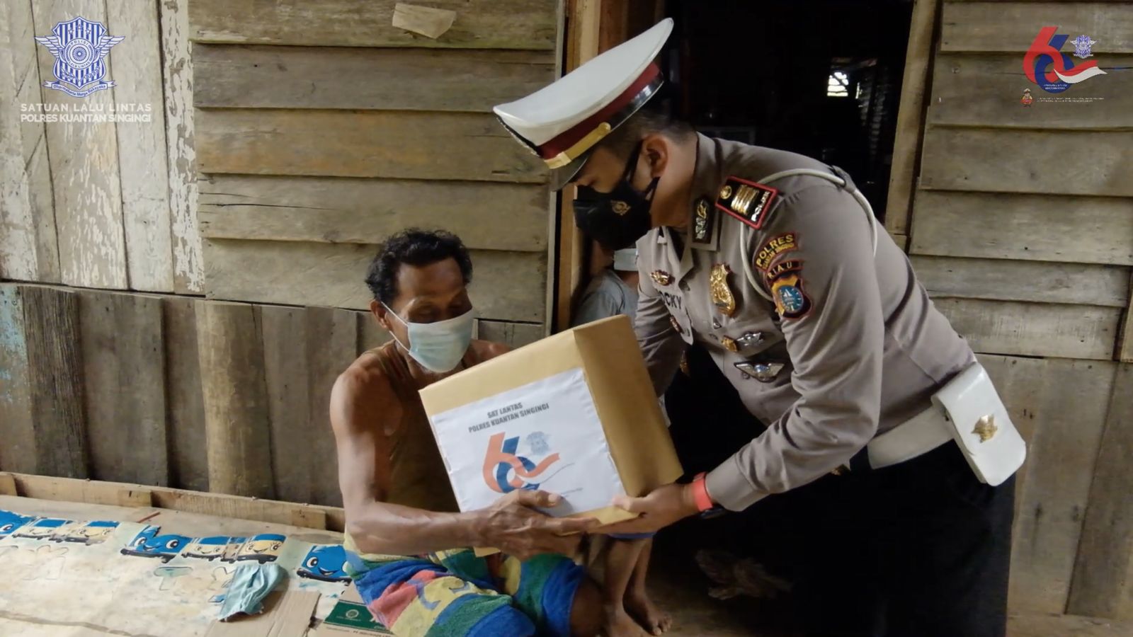 Hari Lalu Lintas Bhayangkara ke 66, Satlantas Polres Kuansing sambangi Masyarakat terdampak covid 19