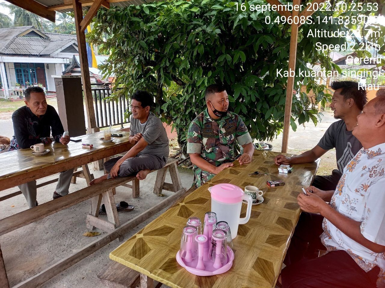 Di Desa Pulau Jambu, Babinsa Koramil 06/Cerenti Kodim 0302/Inhu Komsos Dengan Warga Binaan Untuk Selalu Menjaga Protokol Kesehatan