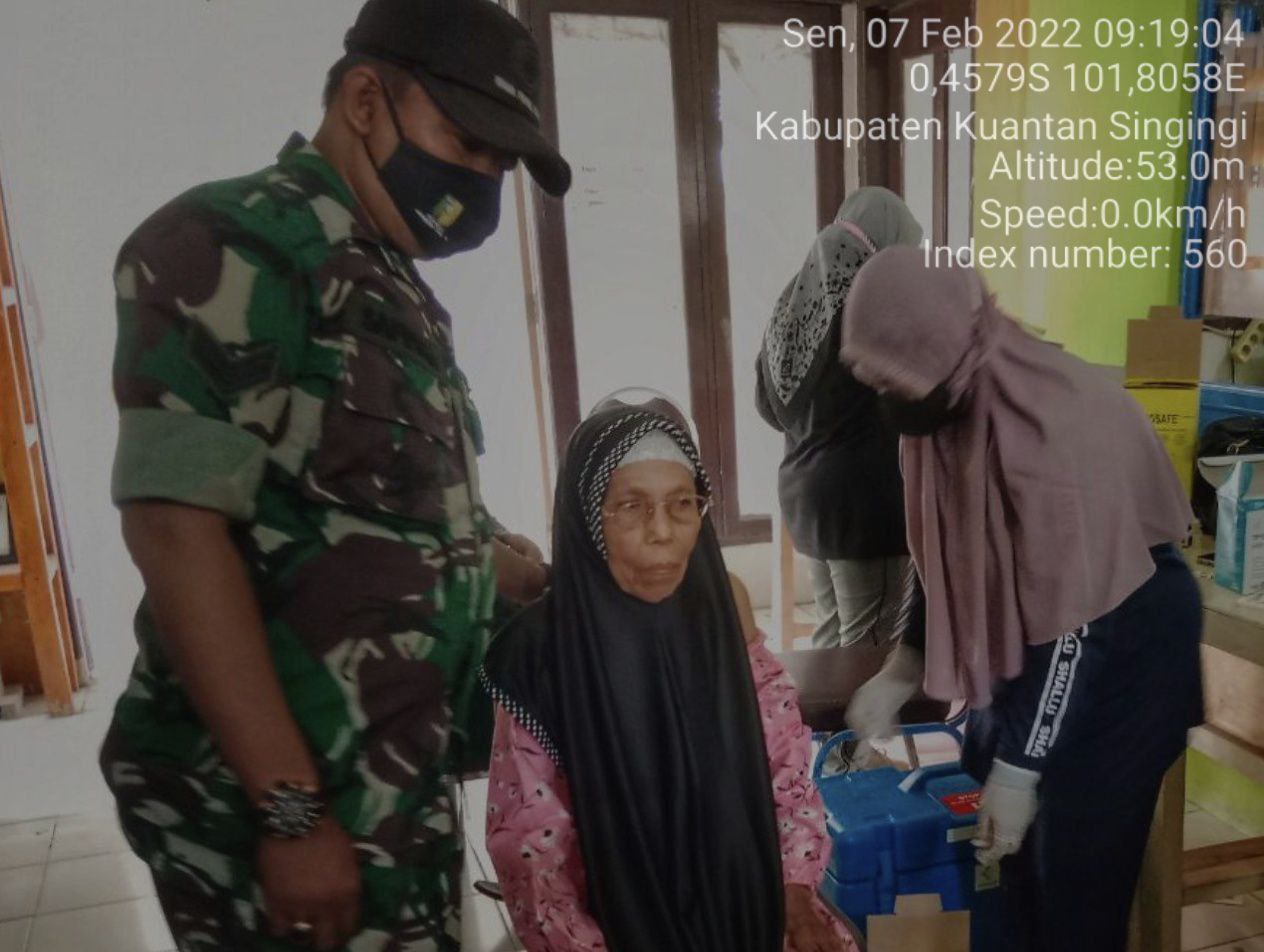 Babinsa Koramil 06/Cerenti Kodim 0302/Inhu Pantau Dan Dampingin Pelaksanaan Vaksin Covid-19 di Desa Seberang Pulau Busuk Kecamatan Inuman Kabupaten Kuansing
