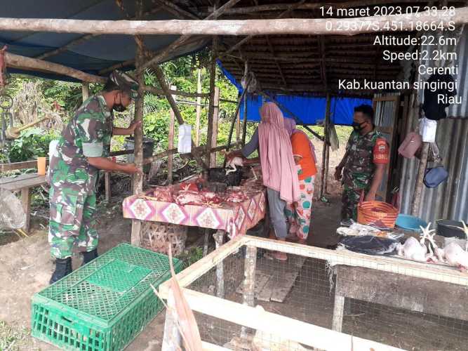 Babinsa Koramil 06/Cerenti Kodim 0302/Inhu Pantau Perkembangan Harga Kebutuhan Pokok Di Wilayah  Desa Kampung Baru Timur Kecamatan Cerenti 