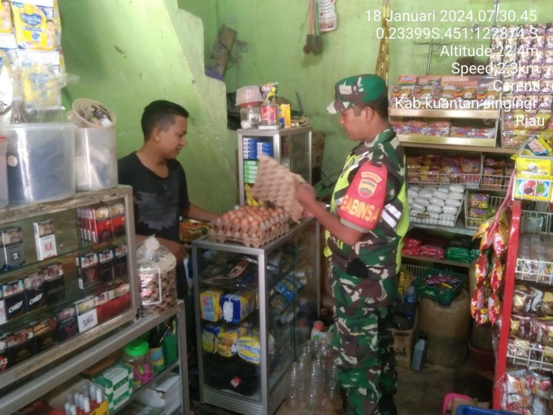 Babinsa Koramil 06/Cerenti Kodim 0302/Inhu Pantau Perkembangan Harga Kebutuhan Pokok Di Wilayah Kelurahan Koto Peraku Kecamatan Cerenti