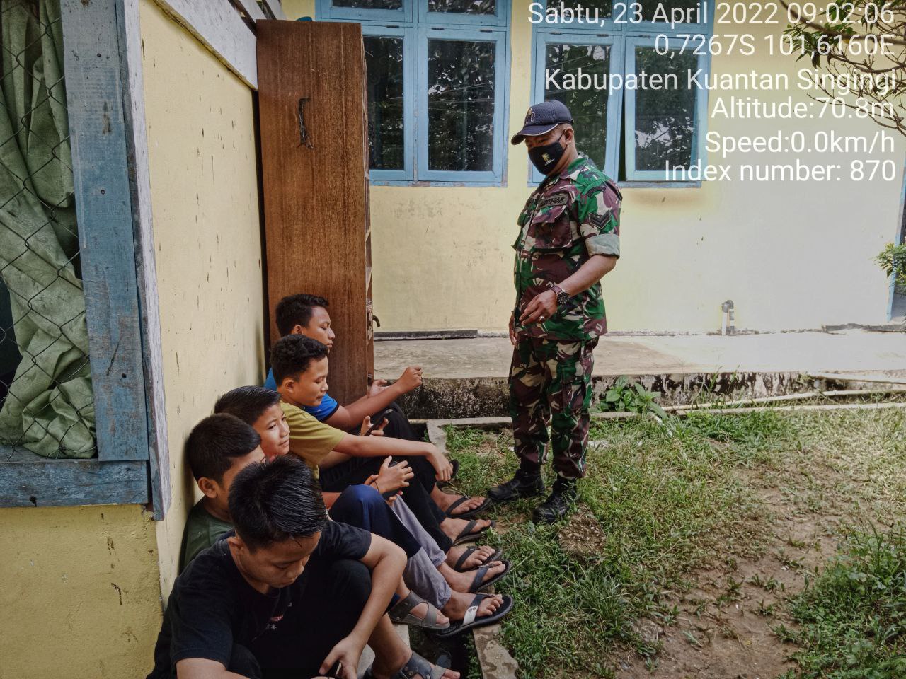 Babinsa Koramil 06/Cerenti Kodim 0302/Inhu Melaksanakan Komsos Dengan Pemuda Desa Banjar Nantigo Kecamatan Inuman