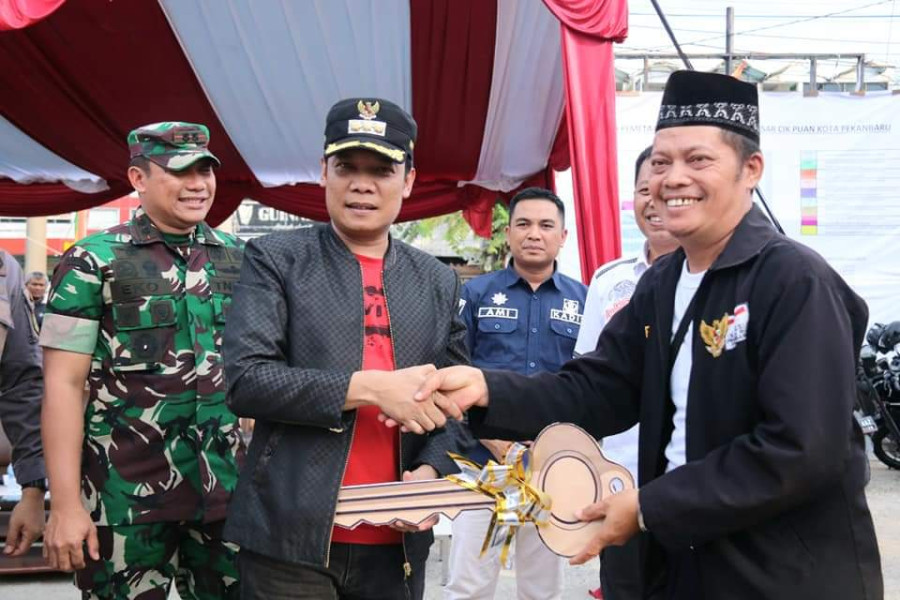 Pj Wali Kota Pekanbaru Serahkan 220 Kios Kepada Pedagang Eks Pasar Cik Puan