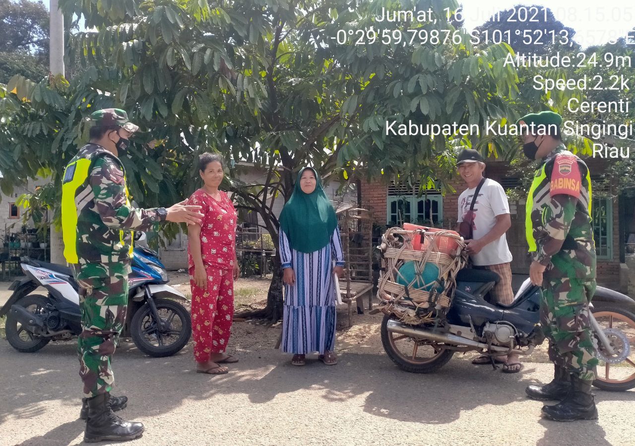 Babinsa Kopda Mohamad Soleh Memberikan Edukasi Warga Secara Terus Menerus Tentang Disiplin Prokes Covid-19