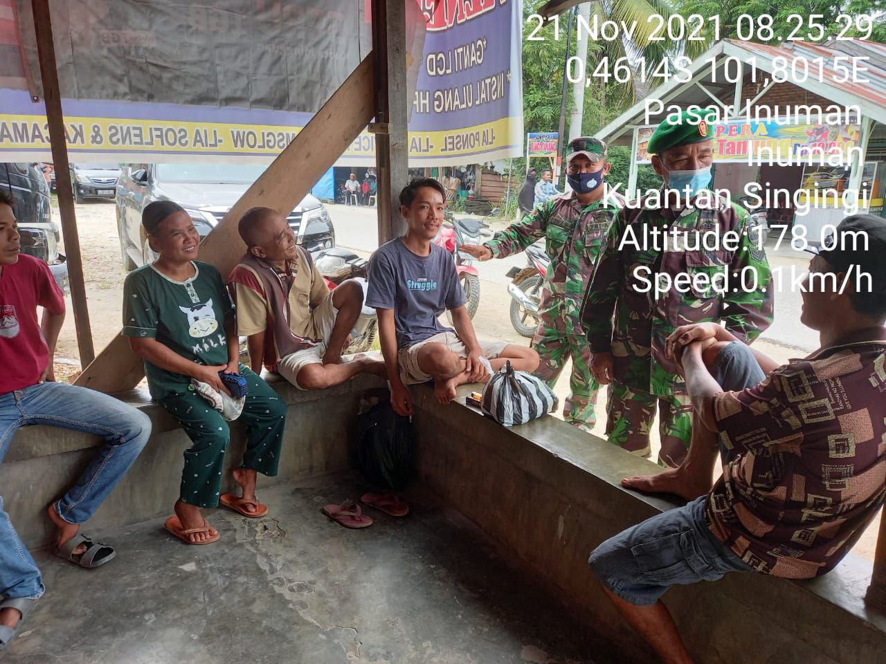 Anggota Babinsa Koramil 06/Cerenti Kodim 0302/Inhu Himbau Prokes Kepada Warga di Pasar Inuman Kecamatan Inuman Kabupaten Kuansing