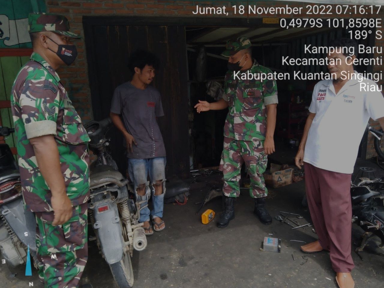 Sertu Firman Bersama Babinsa Koramil 06/Cerenti Dim 0302/Inhu lainnya Berikan Sosialisasi Serta Himbauan Kepada Warga Agar Patuhi Prokes Covid-19