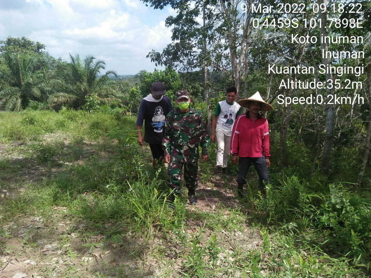 Babinsa Koramil 06/Cerenti Kodim 0302/Inhu Tingkatkan Patroli Karhutla Terus Lakukan Patroli Dan Himbauan Bahaya Karhutla di Koto Inuman Kecamatan Inuman Kabupaten Kuansing