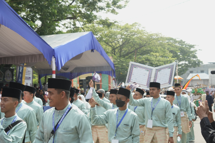 Tampilkan Budaya Magrib Mengaji;  Gubernur Riau Apresiasi Penampilan Kafilah Pawai Taaruf Kuansing